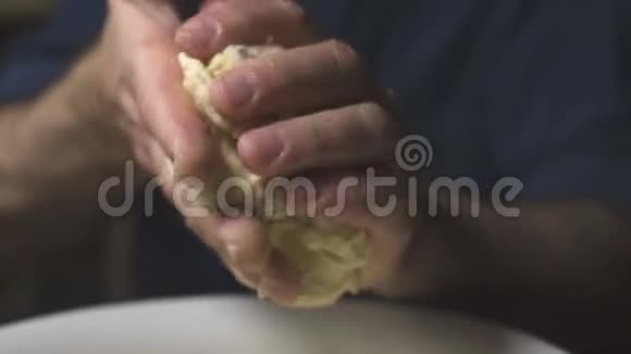 把自制比萨饼的面团搅拌在一个大碗里视频视频的预览图