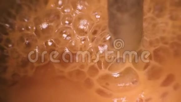 泡沫从番茄酱特写录像视频的预览图