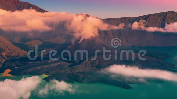 巴鲁贾里火山锥内山印度尼西亚Lombok岛的RinjaniCaldera视频的预览图