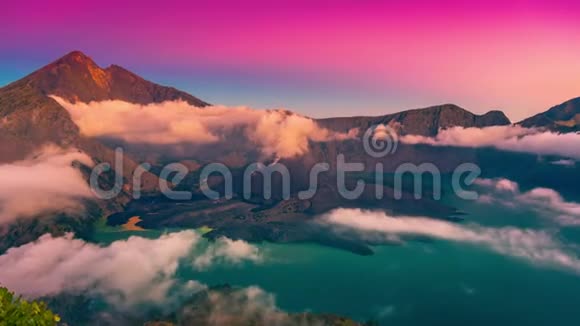 印度尼西亚LombokRinjani火山口上的时移日落视频的预览图