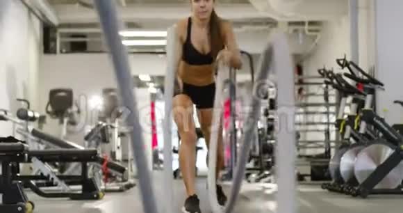女运动员使用战绳进行高强度间歇训练视频的预览图
