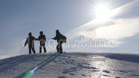 登山队员在冬天从山上下来绳子旅行者用绳子从一座雪山上下来协调良好的团队合作视频的预览图