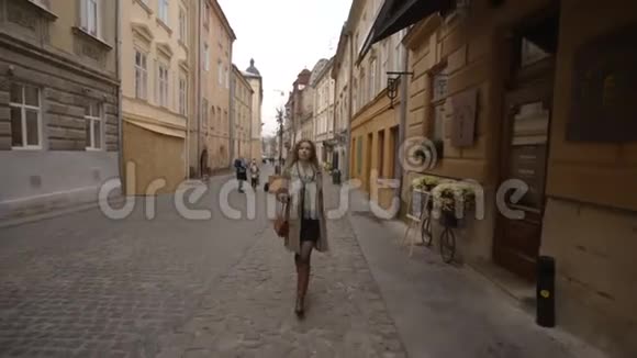 年轻的女商人走在街上视频的预览图