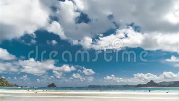 印度尼西亚兰博克岛的潘泰塞隆贝拉纳克海滩上有许多冲浪者初学者的时间推移云视频的预览图