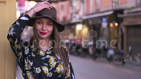 在街上戴帽子的女孩视频的预览图