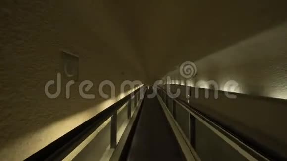 机场旅行者穿越隧道的时间视频的预览图