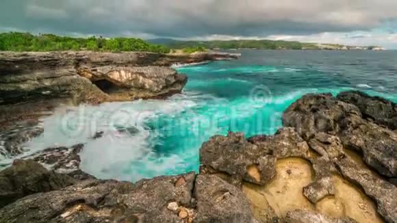 在印度尼西亚努沙克宁安岛的海洋景观背景下云层漂浮视频的预览图
