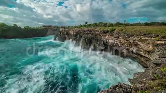 印度尼西亚努沙克宁安岛上的岩石上巨浪袭来视频的预览图