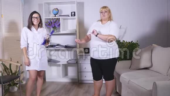 一个营养学家和一个胖女人正在办公室跳舞视频的预览图
