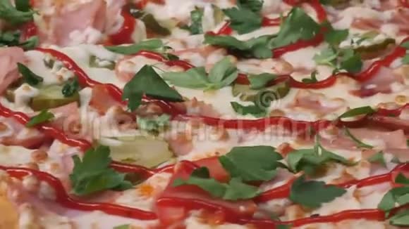 披萨背景特写框架旋转披萨的近景视频的预览图