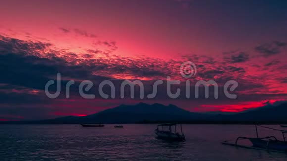 印度尼西亚隆博克岛的Rinjani火山背景下吉利岛附近海面上有一艘船的日出视频的预览图
