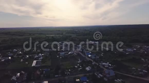 从山顶上可以看到小屋在地平线上夏天有天空剪辑以村庄为背景的美丽乡村视频的预览图