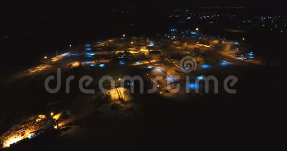 冬季夜晚从空中俯瞰天然气和石油工业视频的预览图