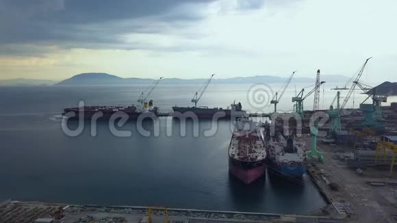 停泊在码头无人机停车场的海上船只货船在海船厂空中景观视频的预览图