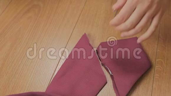 女性手剪的特写和破坏男性领带视频的预览图