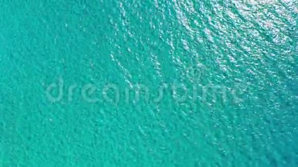 希腊克里特岛上一片晶莹剔透的蓝色绿松石水的空中镜头美丽的度假目的地场景视频的预览图