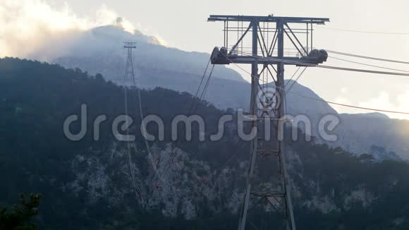 塔塔利山顶上有云日落缆车的大轴承在第一位视频的预览图