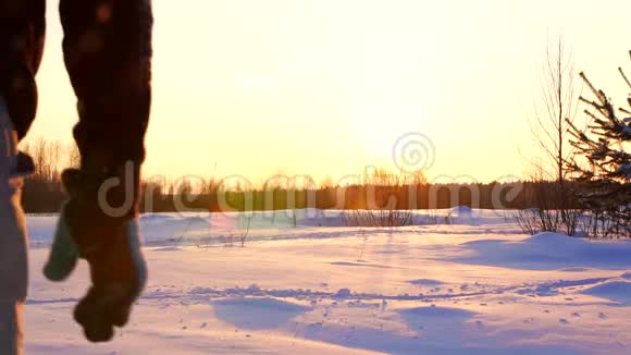 在冬季的雪景中奔跑的银装素裹的人视频的预览图