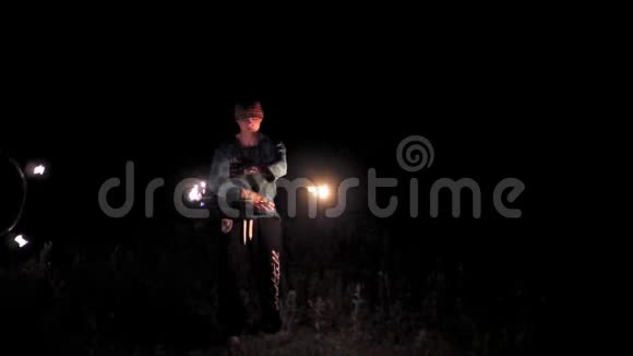 一个晚上在黑暗中做火秀的人视频的预览图