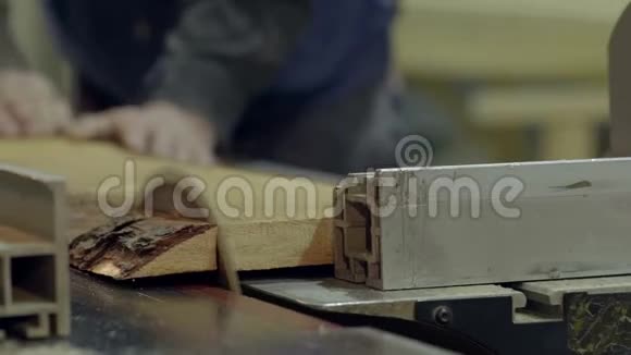 切割工厂木材视频的预览图