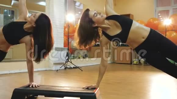 CardioStep女孩做运动减肥瘦身健身操跳舞年轻女性做有氧运动视频的预览图