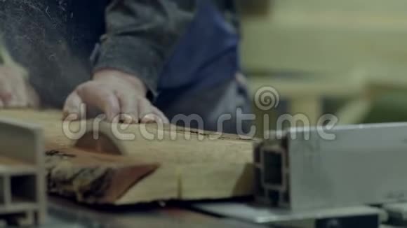 切割工厂木材视频的预览图