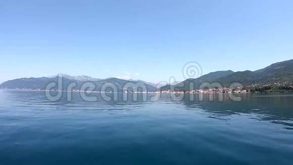从游船上观赏海洋和黑山视频的预览图
