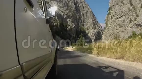 乘坐越野车沿着岩石路行驶视频的预览图