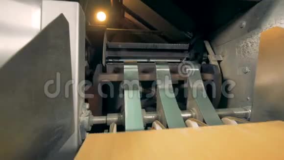 工厂机器生产华夫饼层视频的预览图