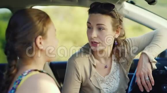 妈妈和她十几岁的女儿在车里认真地交谈概念青少年问题教育视频的预览图