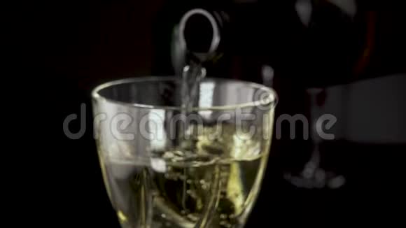 葡萄酒正从瓶子里倒入玻璃杯中照相机在缓慢地移动视频的预览图