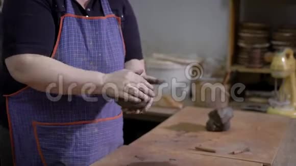 生产车间陶土用陶土的熟手视频的预览图