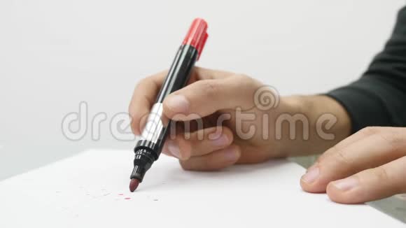 用记号笔在纸上写手的特写视频的预览图