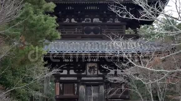 近距离看日本神庙的屋顶视频的预览图