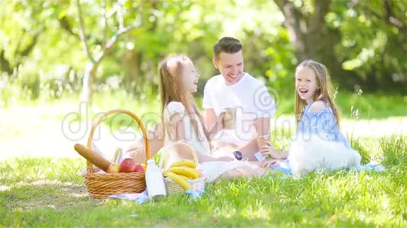 快乐的父亲和小女儿在湖边放松视频的预览图