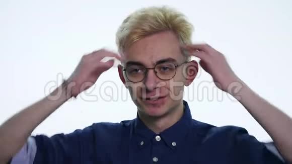 英俊的金发男人在白色背景上表现出不同的情绪关门视频的预览图