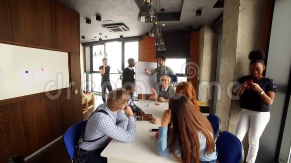 现代办公室幸福年轻商业团队画像在阁楼内部工作视频的预览图