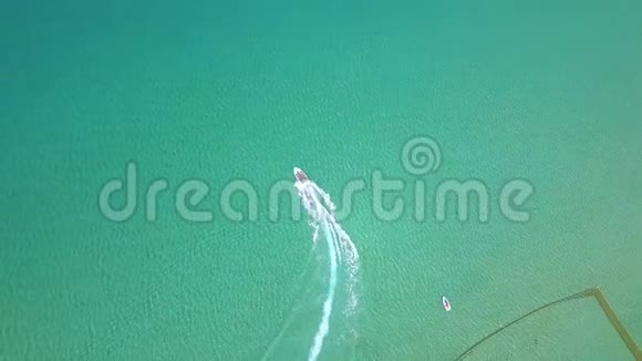 船在海水中航行鸟瞰在蓝海无人驾驶飞机上航行的摩托艇绿松石海洋的俯视船视频的预览图