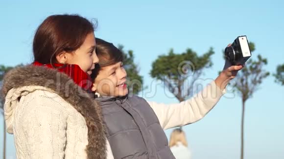 快乐的孩子们在相机上自拍视频的预览图