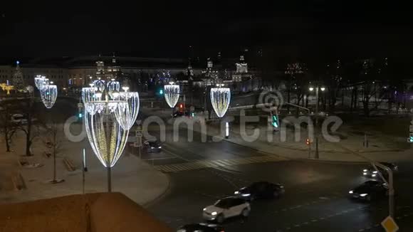 节日街灯新的一年里城市街道被装饰视频的预览图