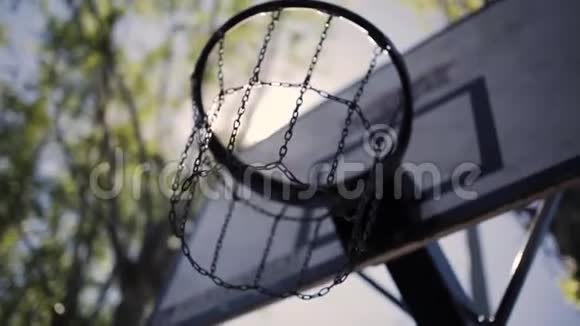 太阳背景下的篮球圈视频的预览图