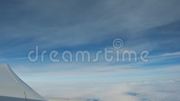 引擎翼飞机俯瞰天空飞机在云层中飞行视频的预览图