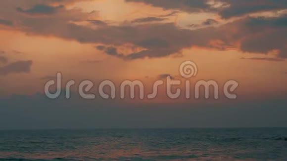 印度洋上美丽的金色日落视频的预览图