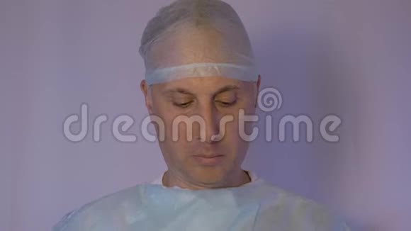 一位白人医生在手术前戴上医疗面罩视频的预览图