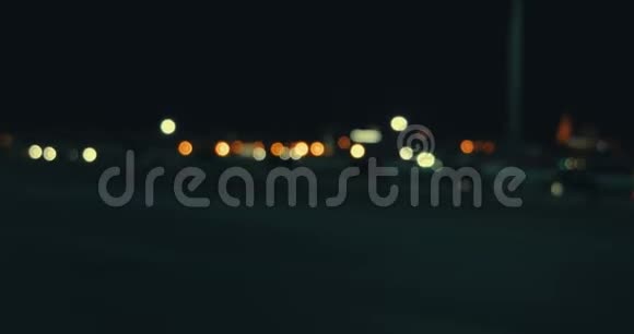 在高速公路旁看异常夜间交通灯视频的预览图