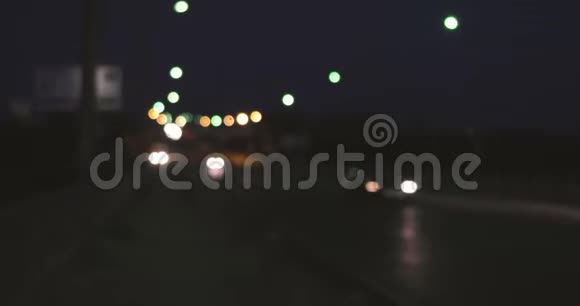 抽象城市景观模糊背景现代立交桥的夜景这里挤满了照明车和铁轨视频的预览图