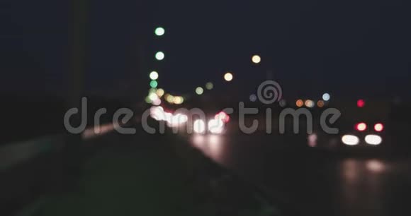 夜间超移镜头时交通灯离焦五彩缤纷的城市波克汽车失去了焦点视频的预览图