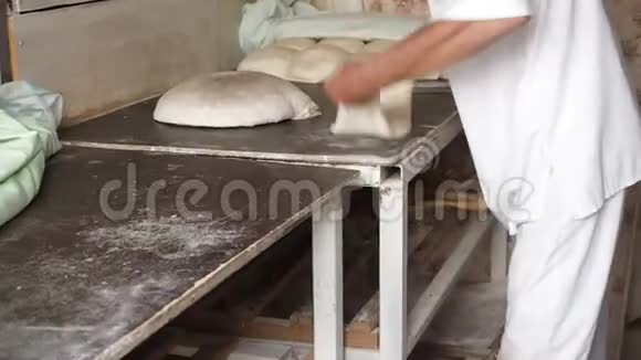 传统的烘焙基调或托恩或turne用于烘焙佐治亚州的shotispuri或shoti面包烹调过程面包师视频的预览图