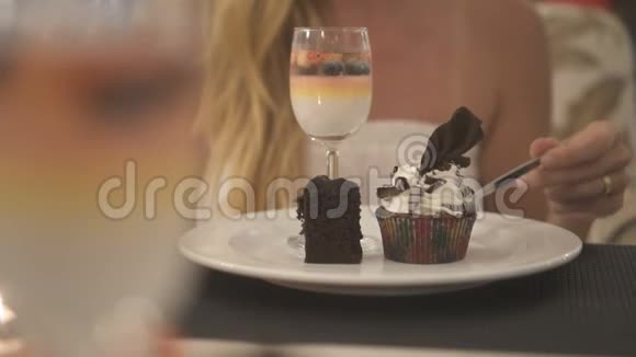 女人在餐馆吃美味的甜点视频的预览图