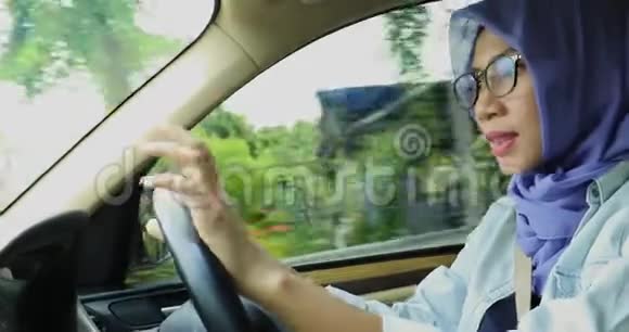 穆斯林妇女一边开车一边唱歌视频的预览图